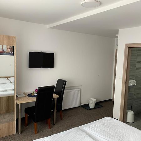 Hostel Mali Pariz Slavonski Brod Bagian luar foto