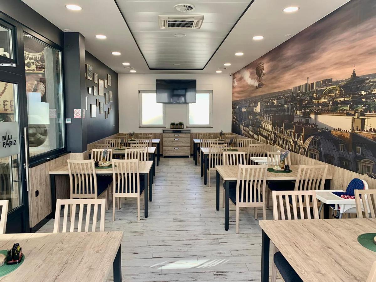 Hostel Mali Pariz Slavonski Brod Bagian luar foto