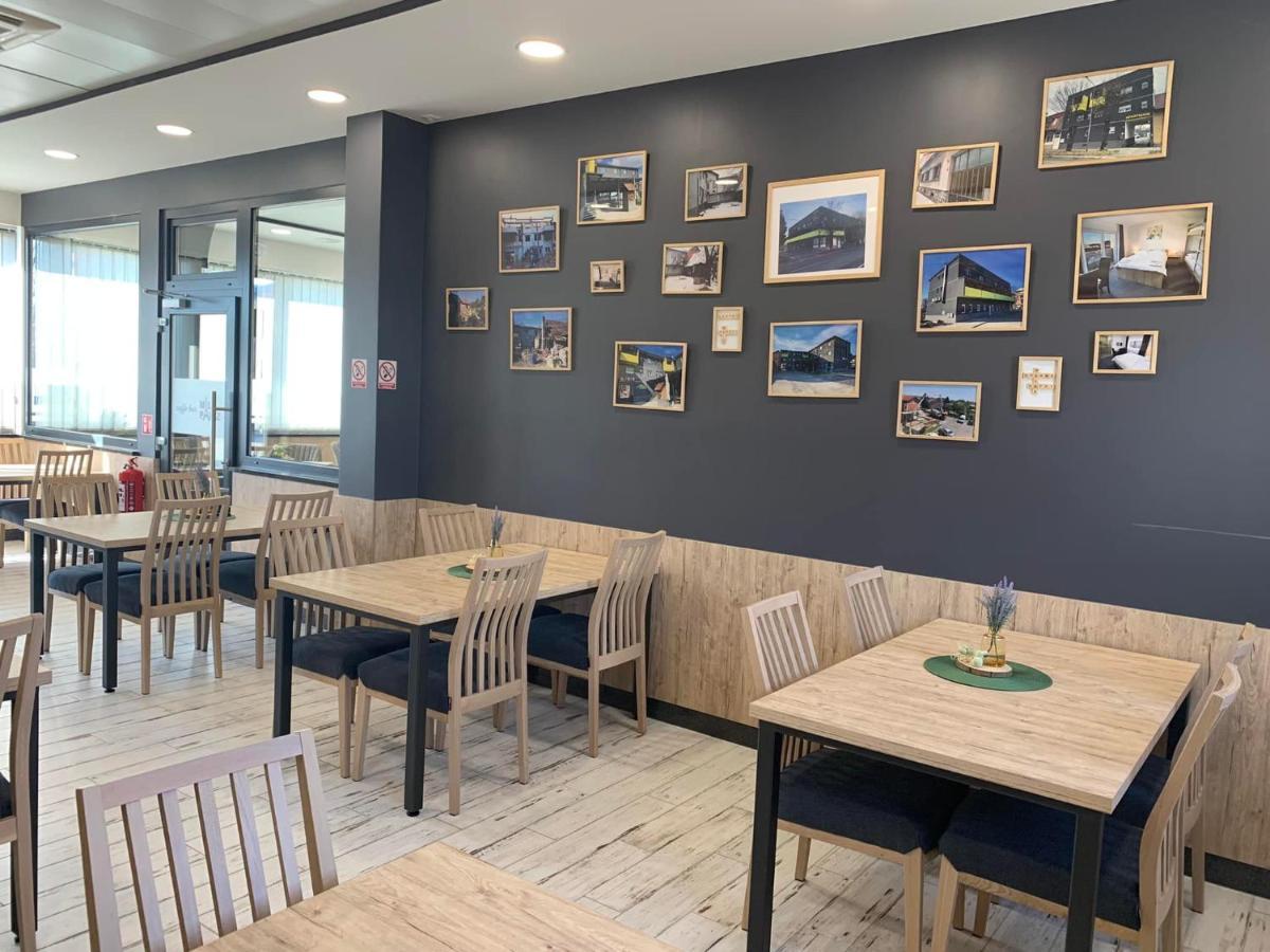Hostel Mali Pariz Slavonski Brod Bagian luar foto