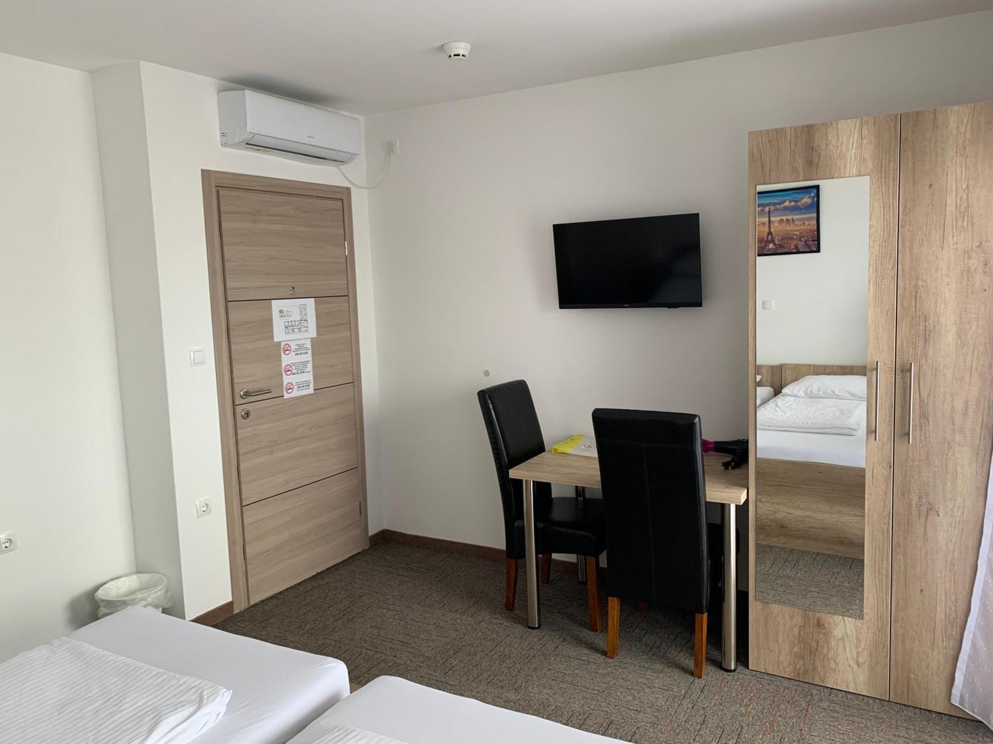 Hostel Mali Pariz Slavonski Brod Bagian luar foto