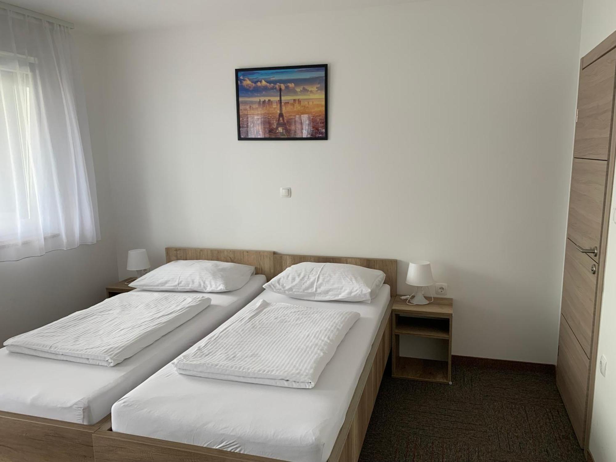 Hostel Mali Pariz Slavonski Brod Bagian luar foto