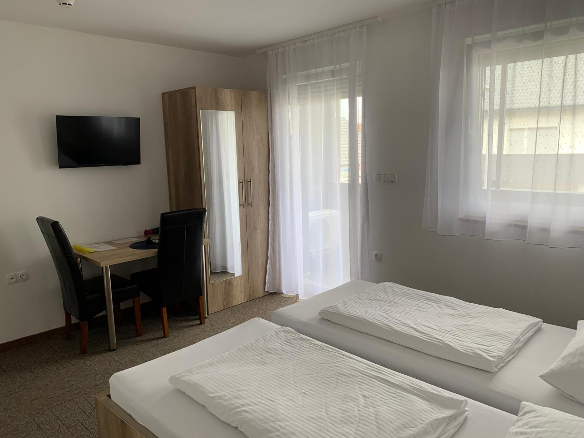 Hostel Mali Pariz Slavonski Brod Bagian luar foto