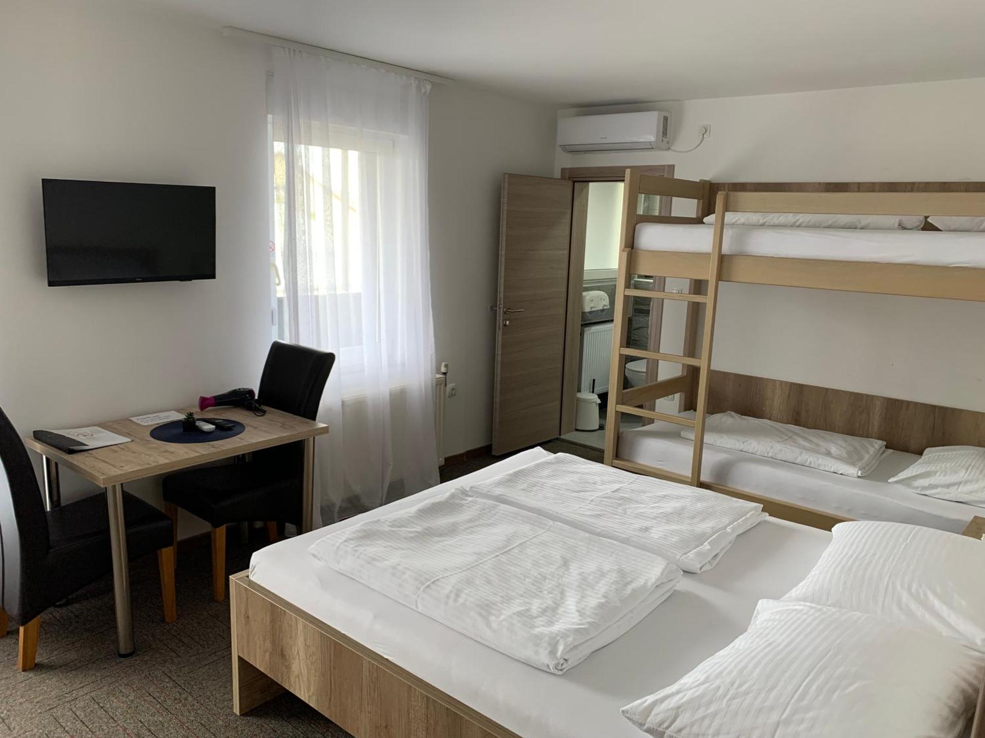Hostel Mali Pariz Slavonski Brod Bagian luar foto