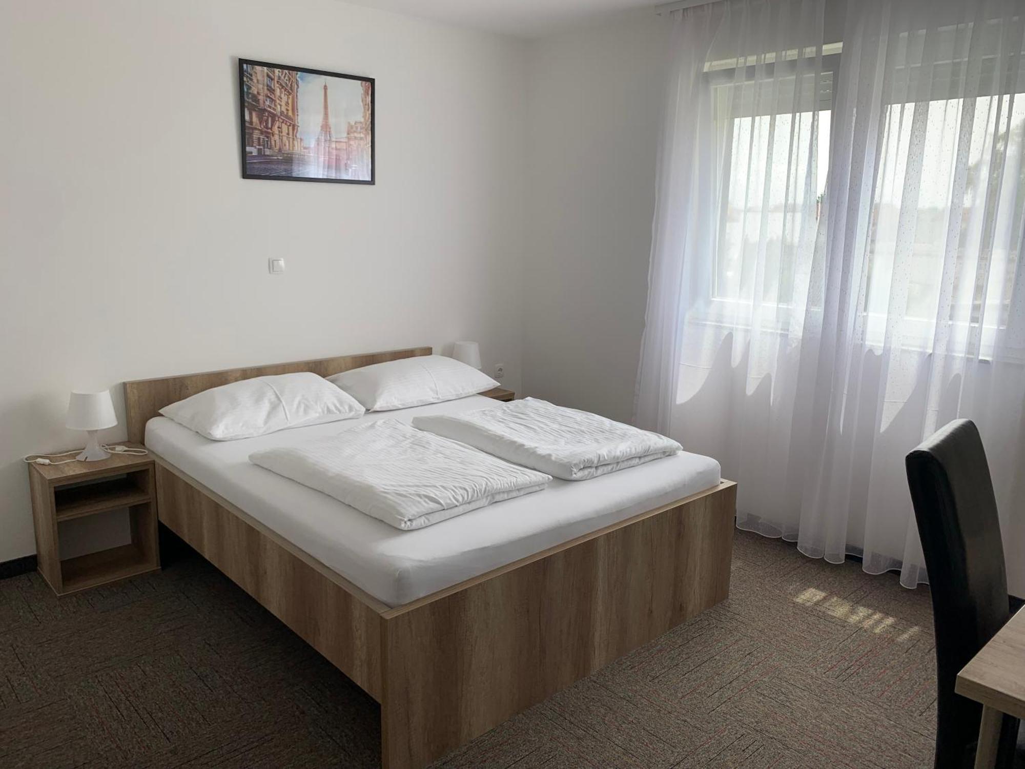Hostel Mali Pariz Slavonski Brod Bagian luar foto