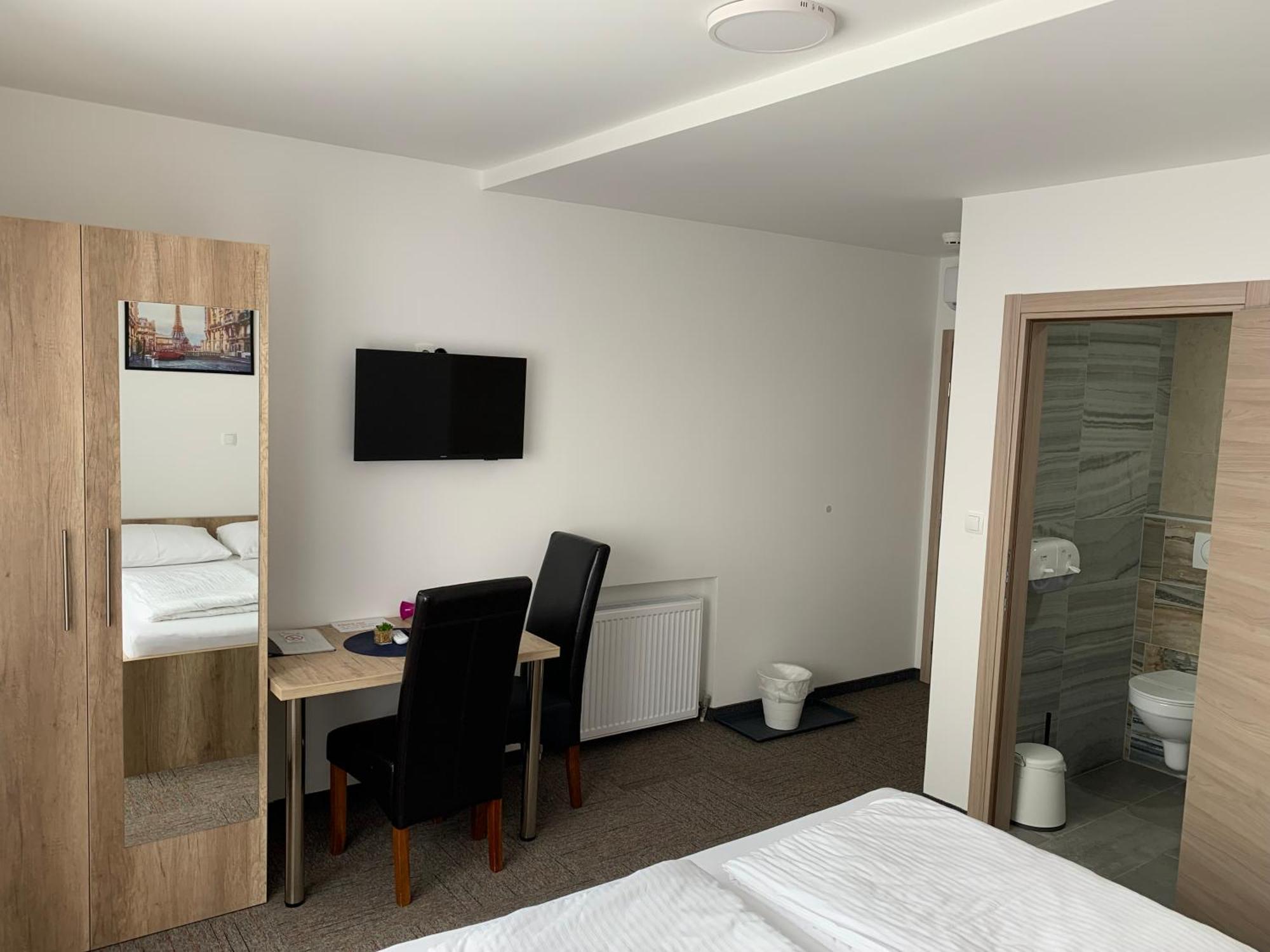 Hostel Mali Pariz Slavonski Brod Bagian luar foto