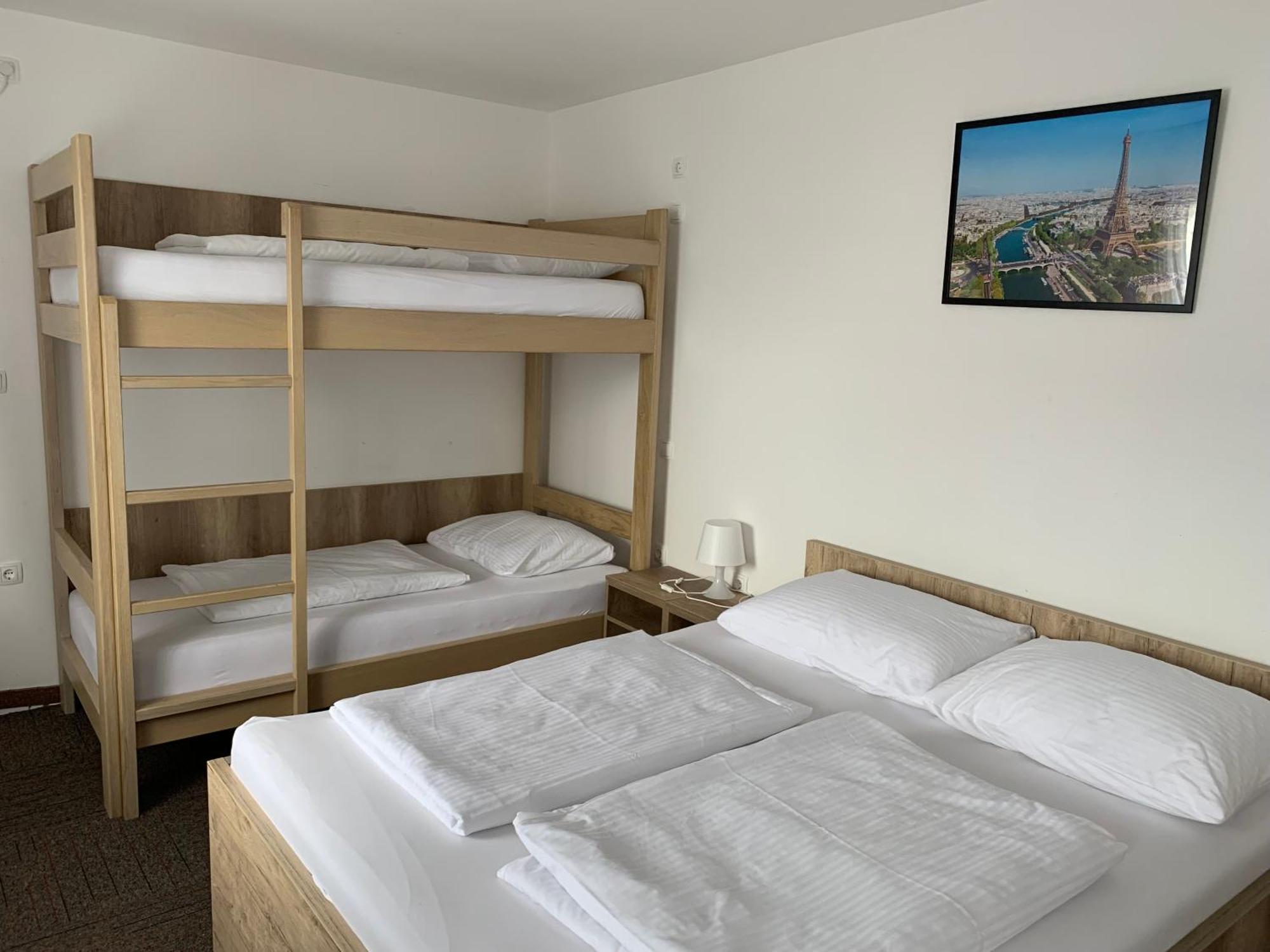 Hostel Mali Pariz Slavonski Brod Bagian luar foto