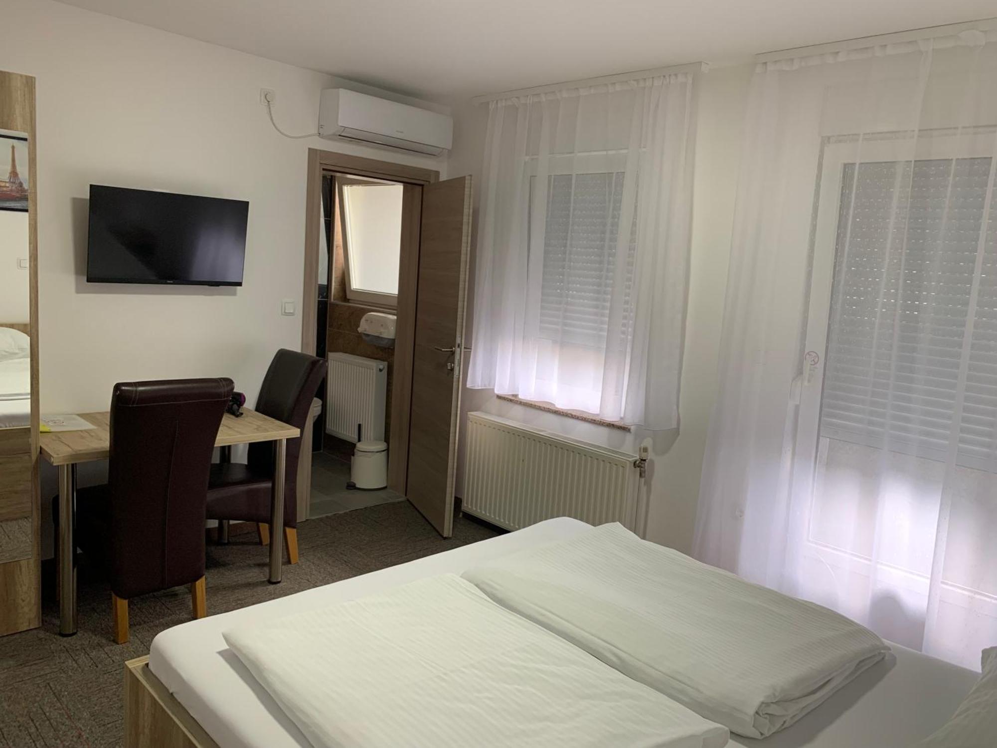 Hostel Mali Pariz Slavonski Brod Bagian luar foto