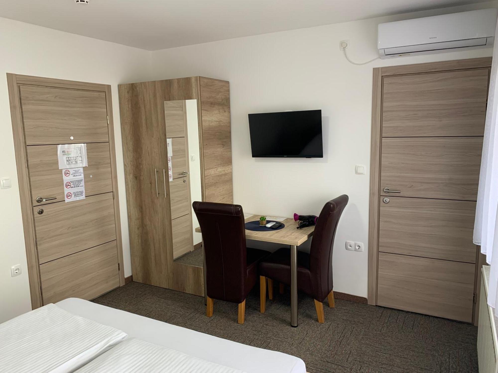 Hostel Mali Pariz Slavonski Brod Bagian luar foto