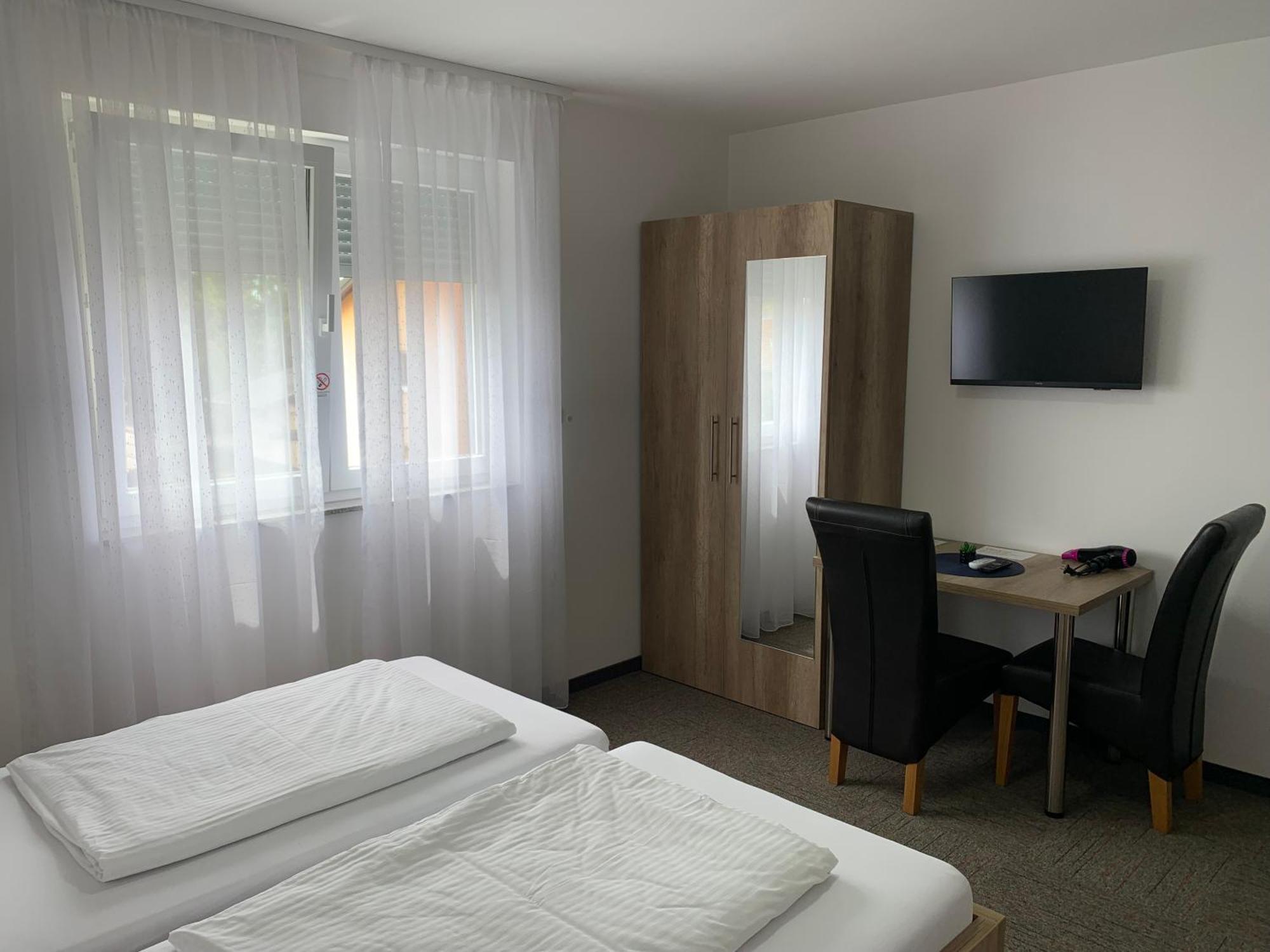 Hostel Mali Pariz Slavonski Brod Bagian luar foto