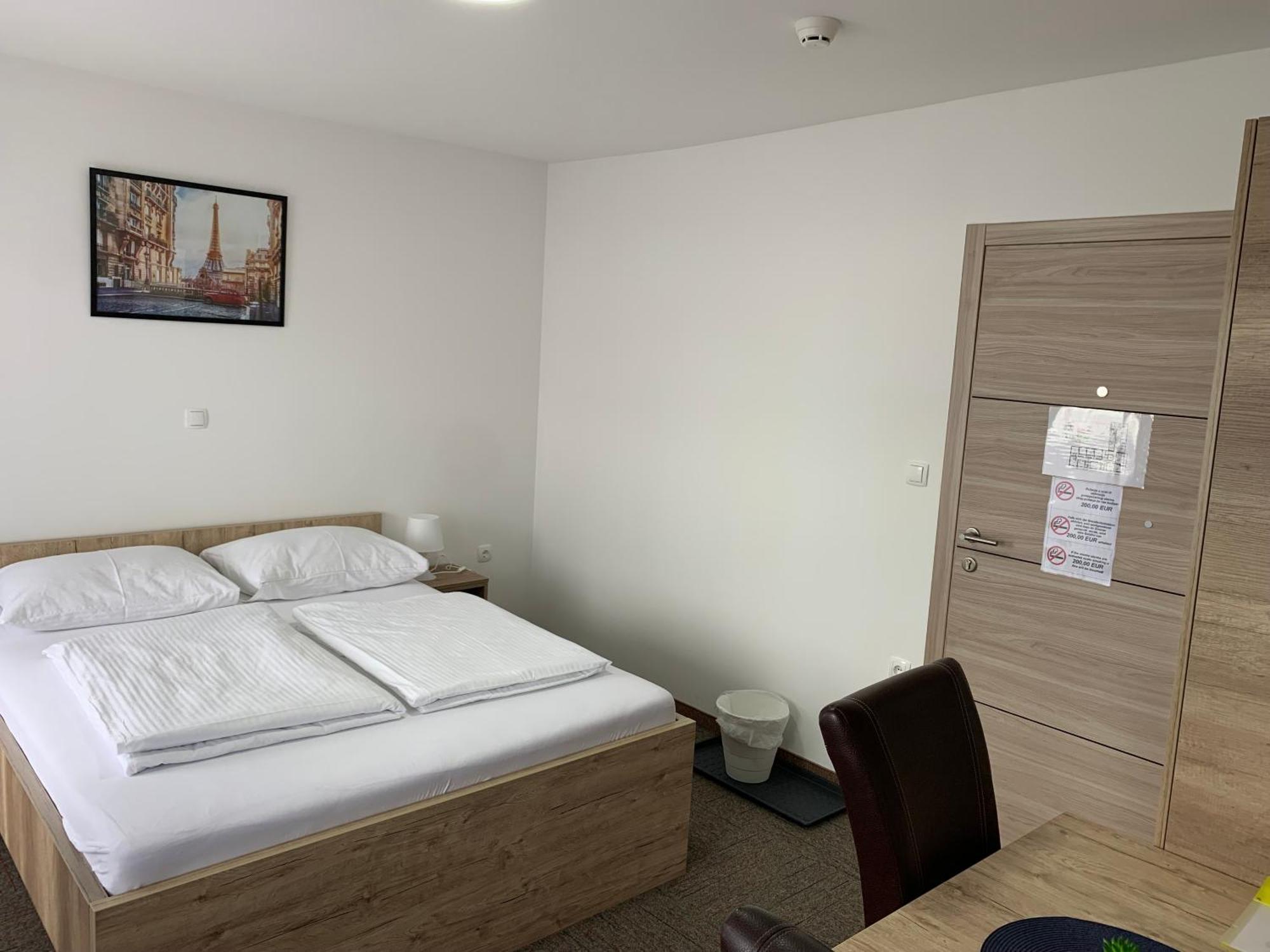 Hostel Mali Pariz Slavonski Brod Bagian luar foto