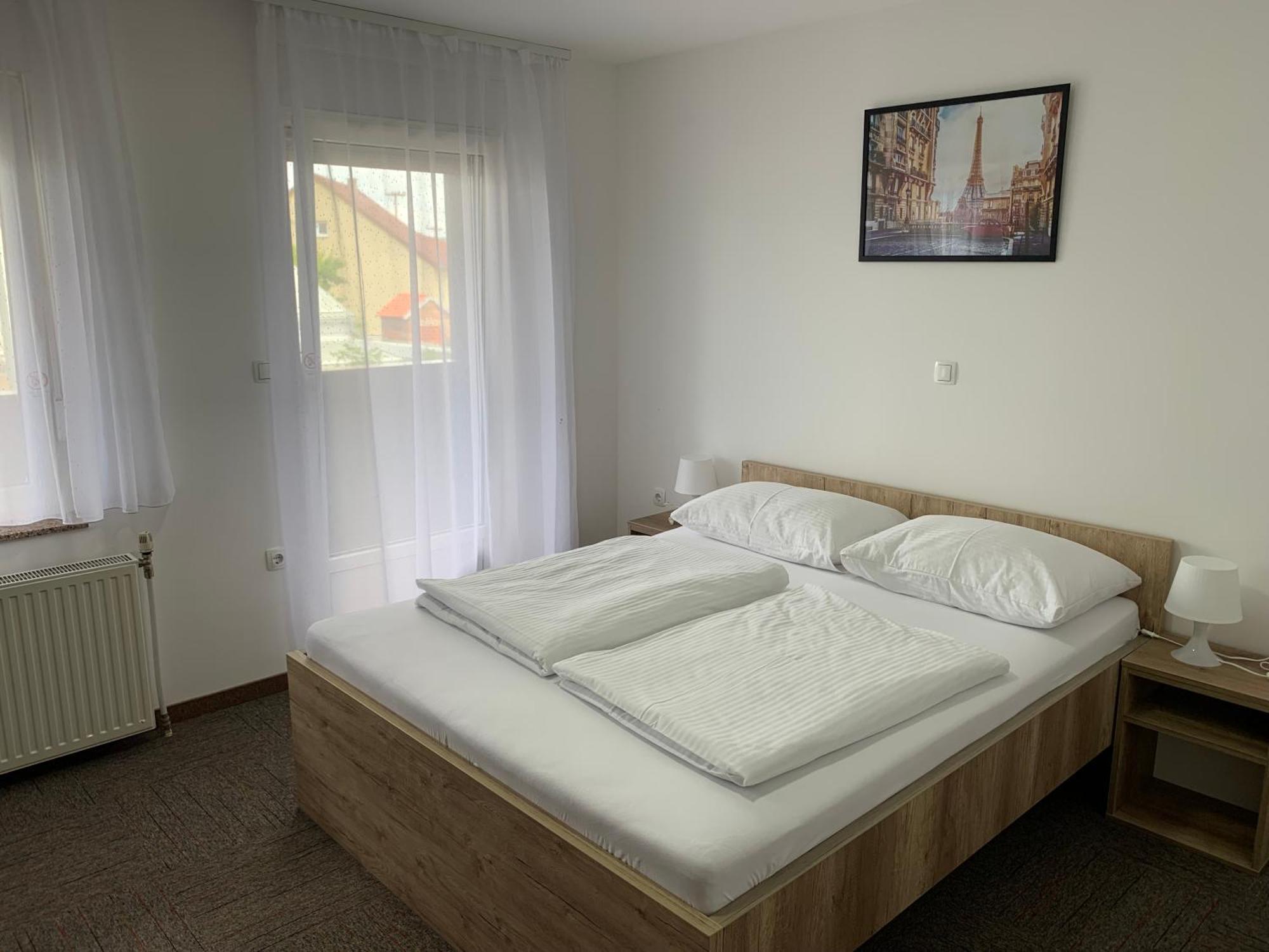 Hostel Mali Pariz Slavonski Brod Bagian luar foto