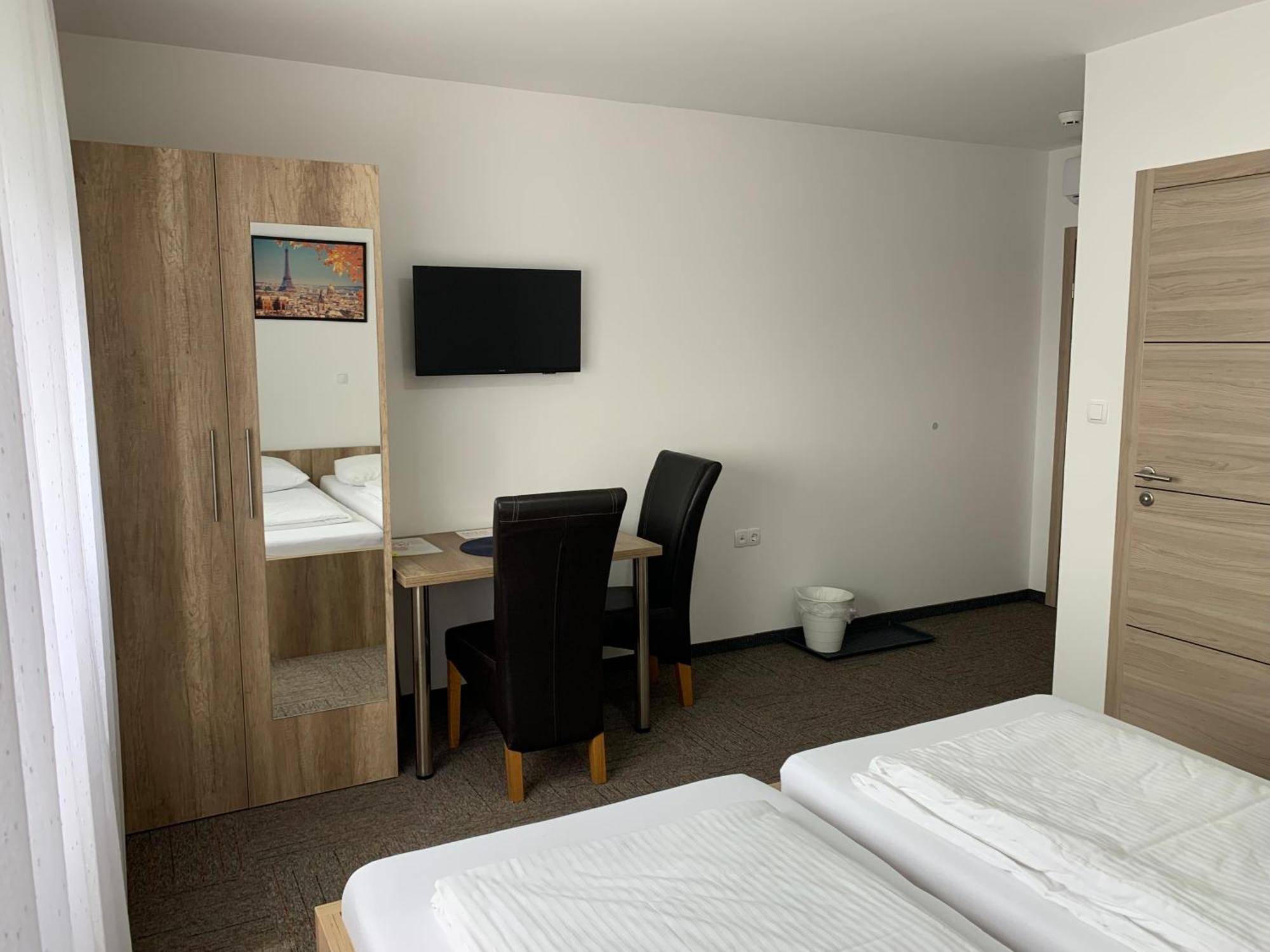 Hostel Mali Pariz Slavonski Brod Bagian luar foto