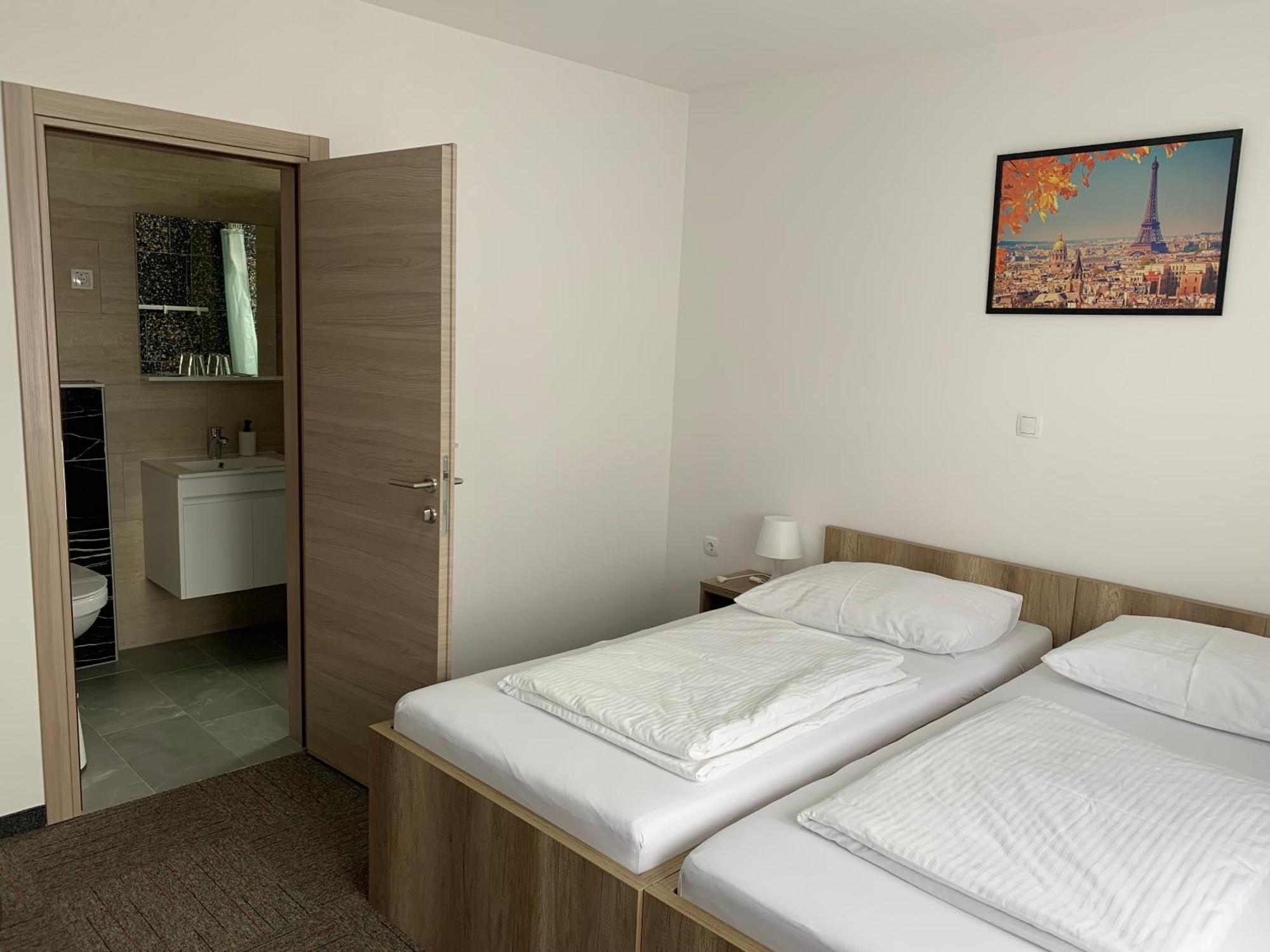 Hostel Mali Pariz Slavonski Brod Bagian luar foto