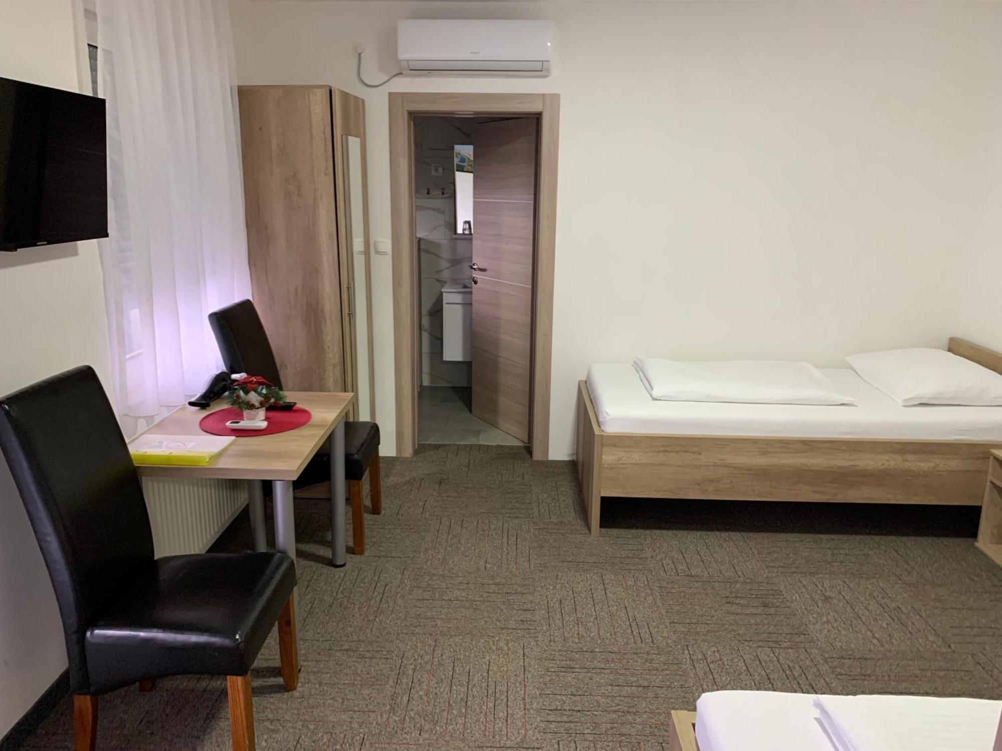 Hostel Mali Pariz Slavonski Brod Bagian luar foto