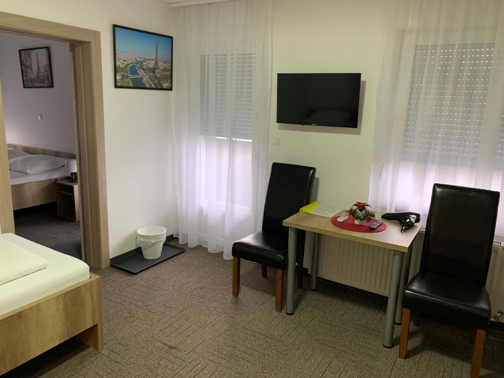 Hostel Mali Pariz Slavonski Brod Bagian luar foto
