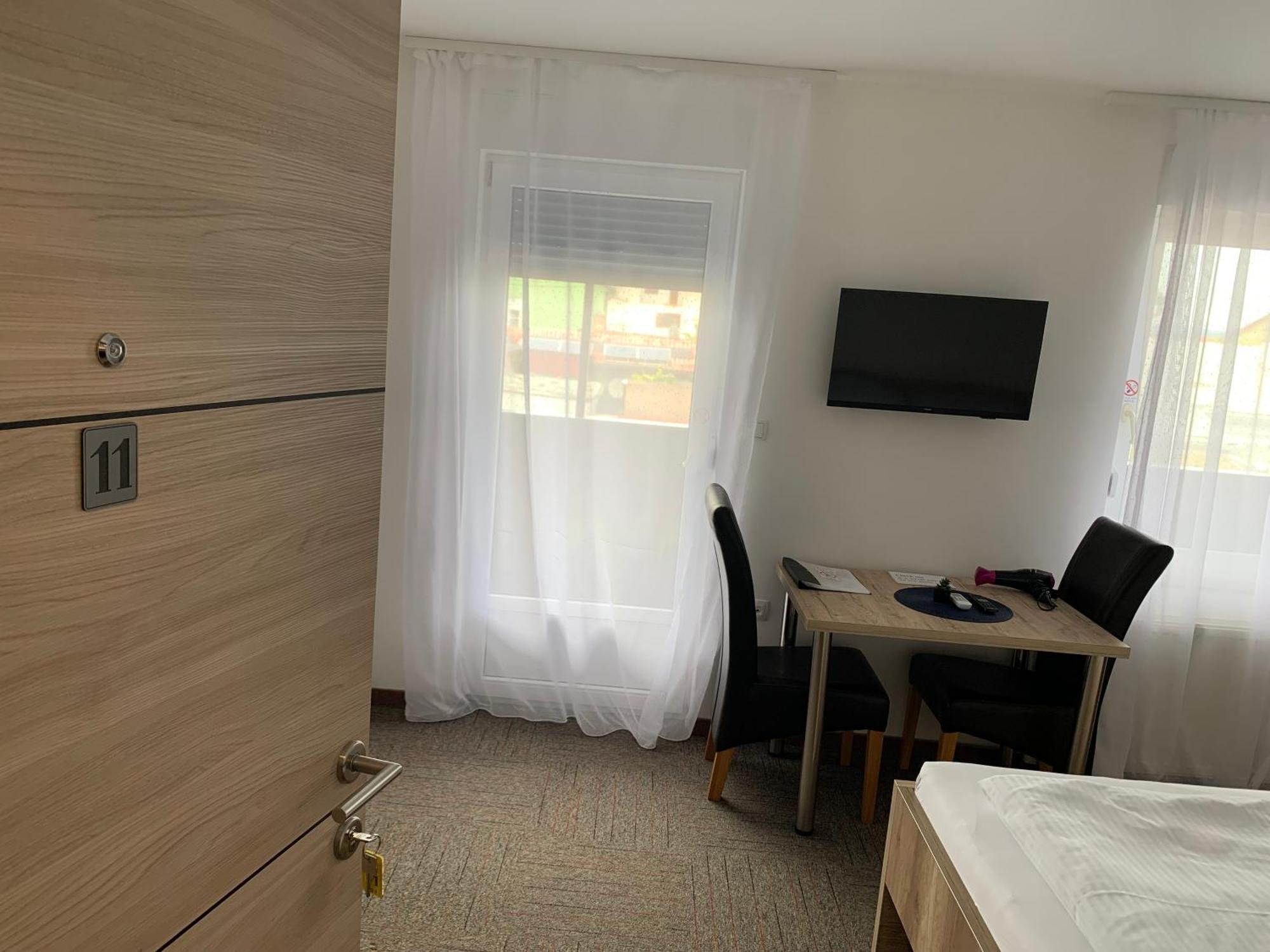 Hostel Mali Pariz Slavonski Brod Bagian luar foto