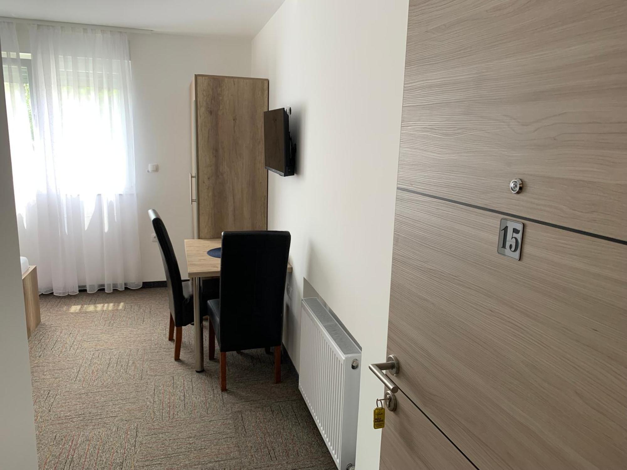 Hostel Mali Pariz Slavonski Brod Bagian luar foto