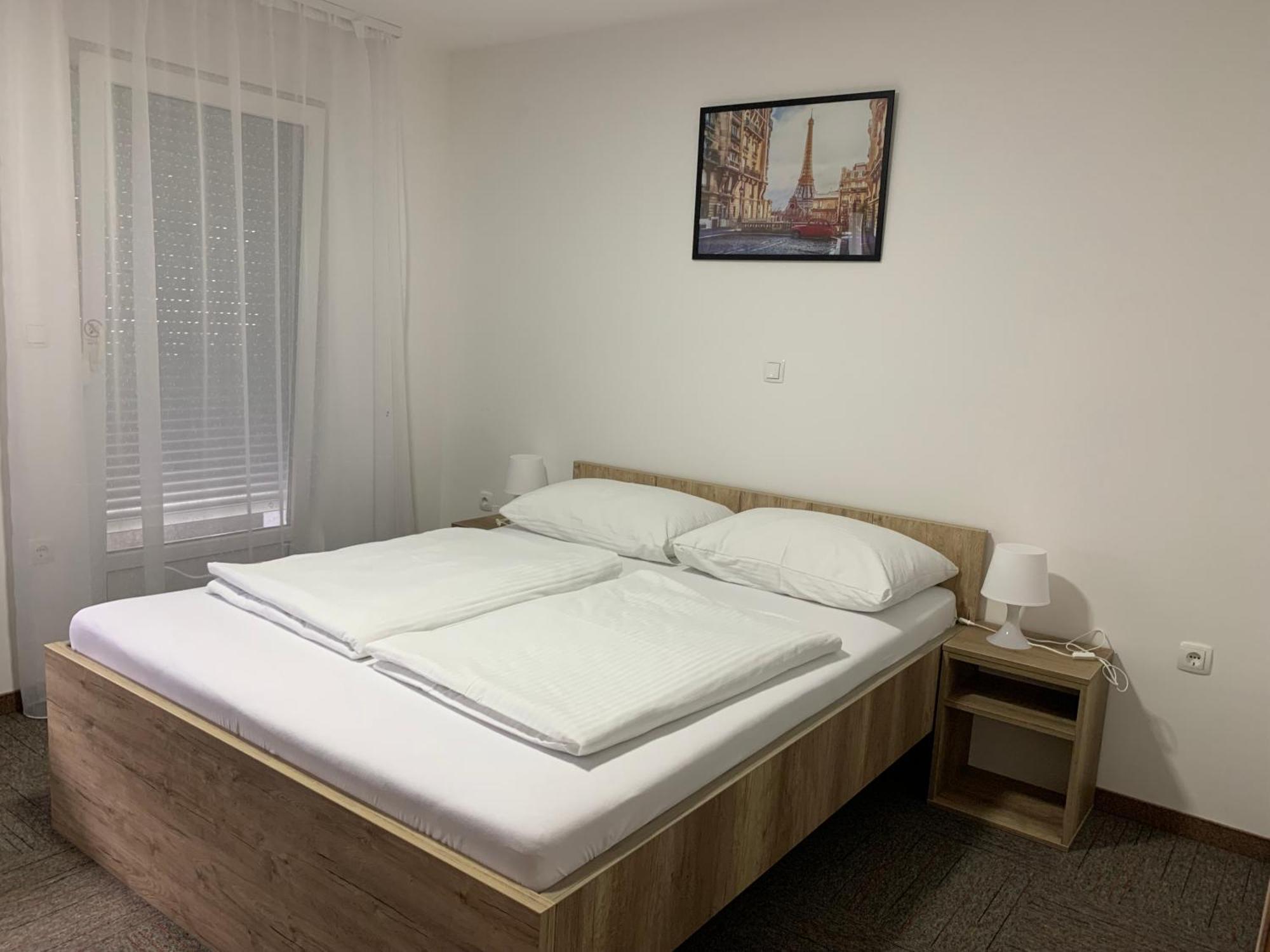 Hostel Mali Pariz Slavonski Brod Bagian luar foto