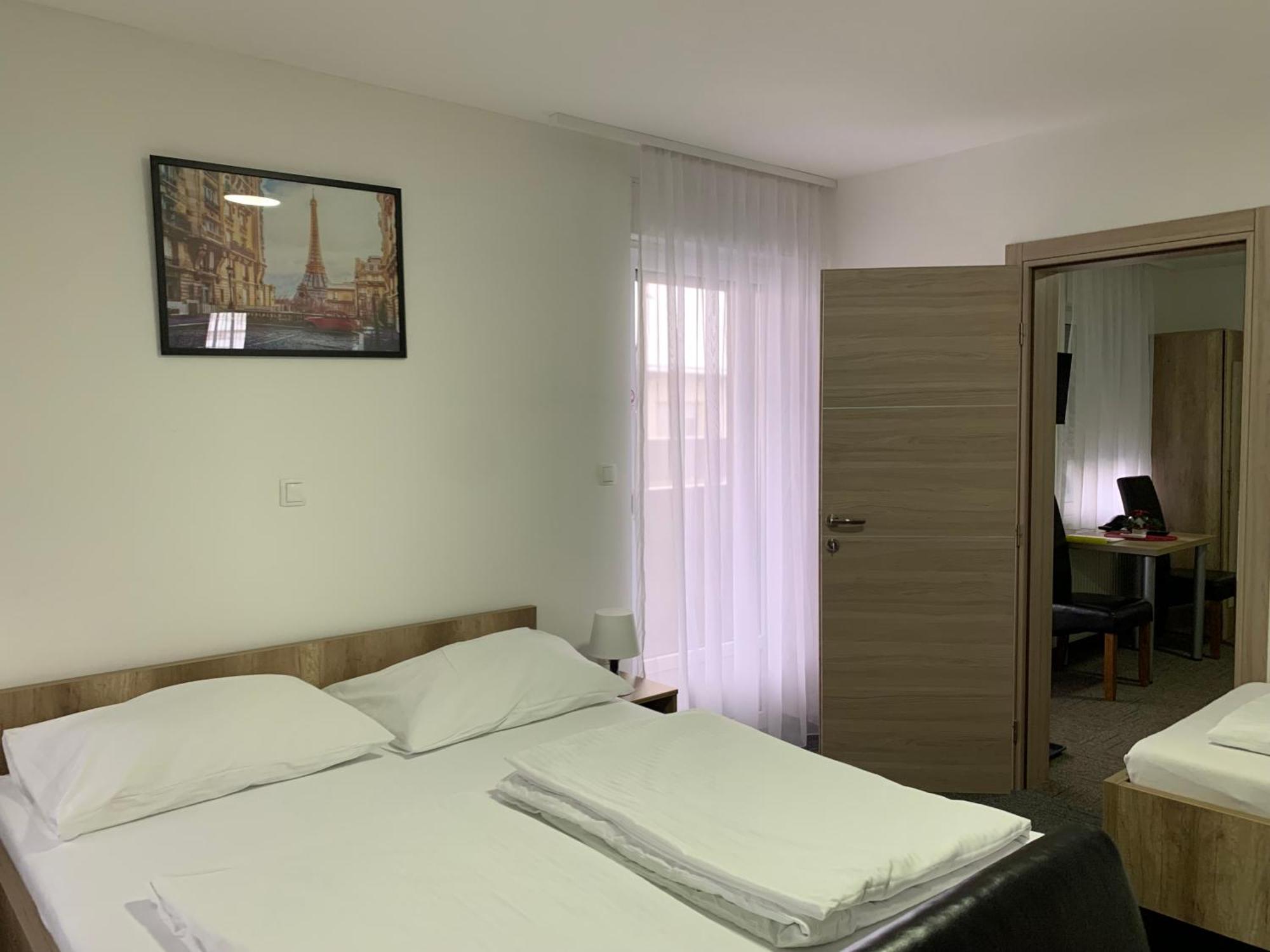 Hostel Mali Pariz Slavonski Brod Bagian luar foto