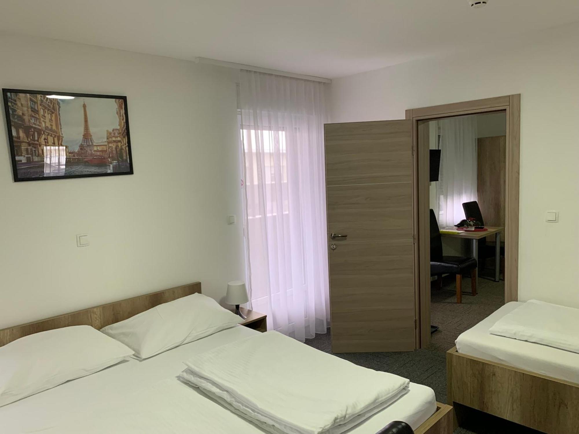 Hostel Mali Pariz Slavonski Brod Bagian luar foto