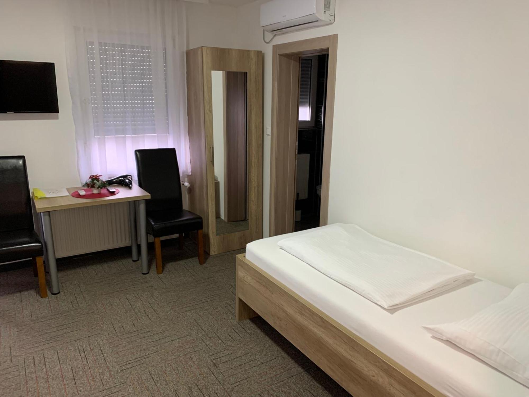 Hostel Mali Pariz Slavonski Brod Bagian luar foto