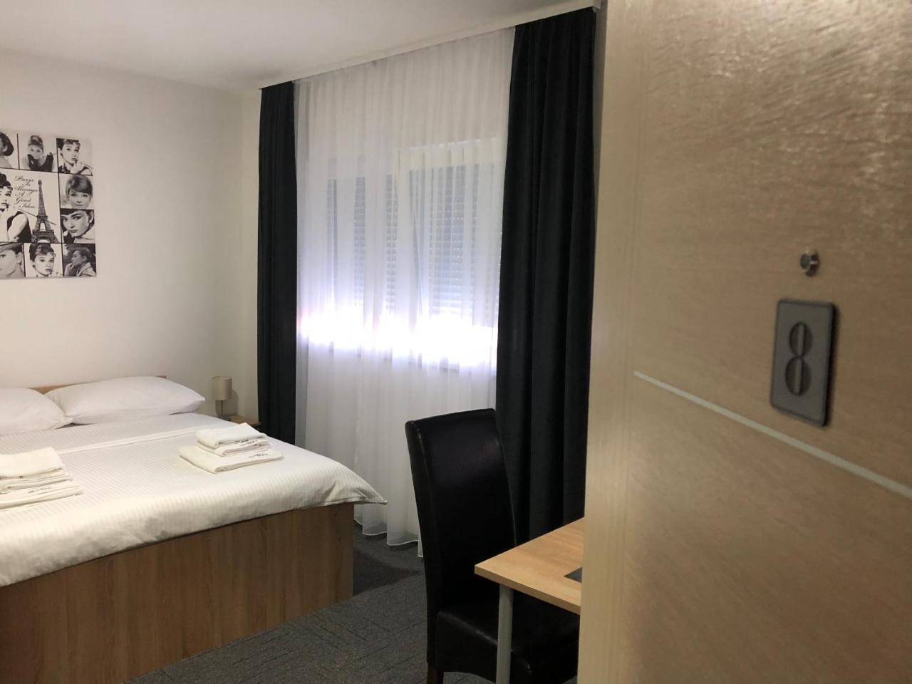 Hostel Mali Pariz Slavonski Brod Bagian luar foto