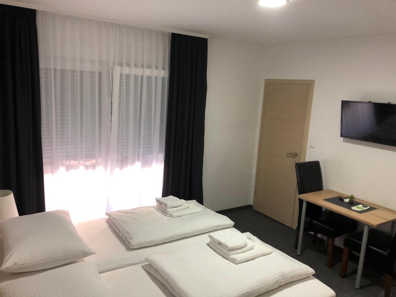 Hostel Mali Pariz Slavonski Brod Bagian luar foto