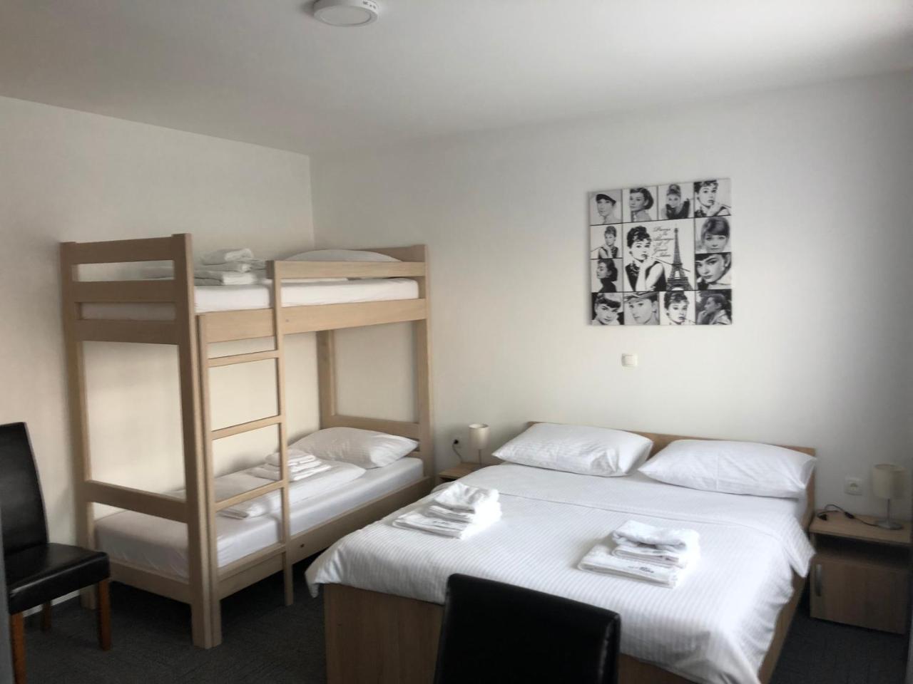 Hostel Mali Pariz Slavonski Brod Bagian luar foto