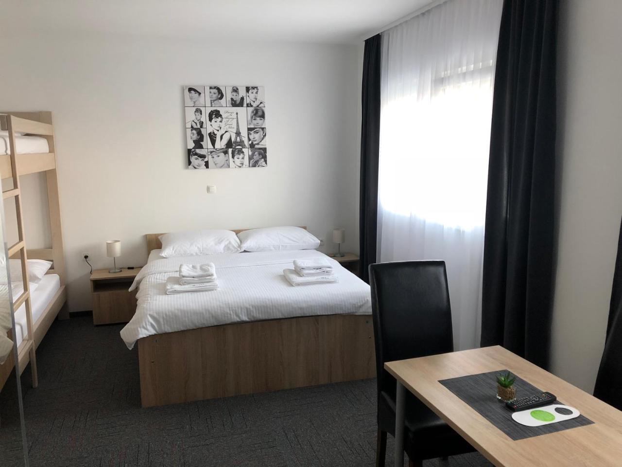 Hostel Mali Pariz Slavonski Brod Bagian luar foto