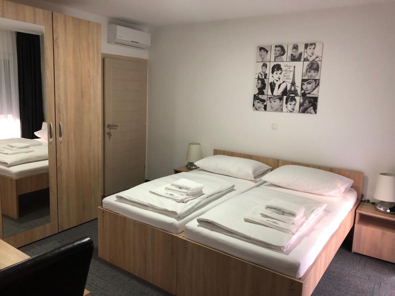 Hostel Mali Pariz Slavonski Brod Bagian luar foto