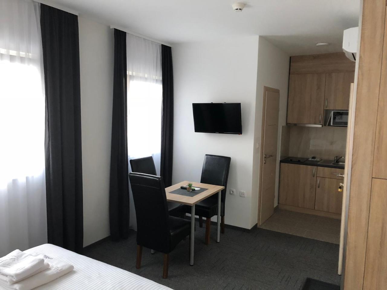 Hostel Mali Pariz Slavonski Brod Bagian luar foto