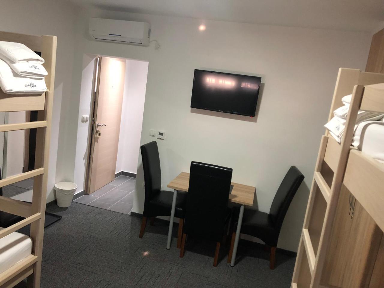 Hostel Mali Pariz Slavonski Brod Bagian luar foto