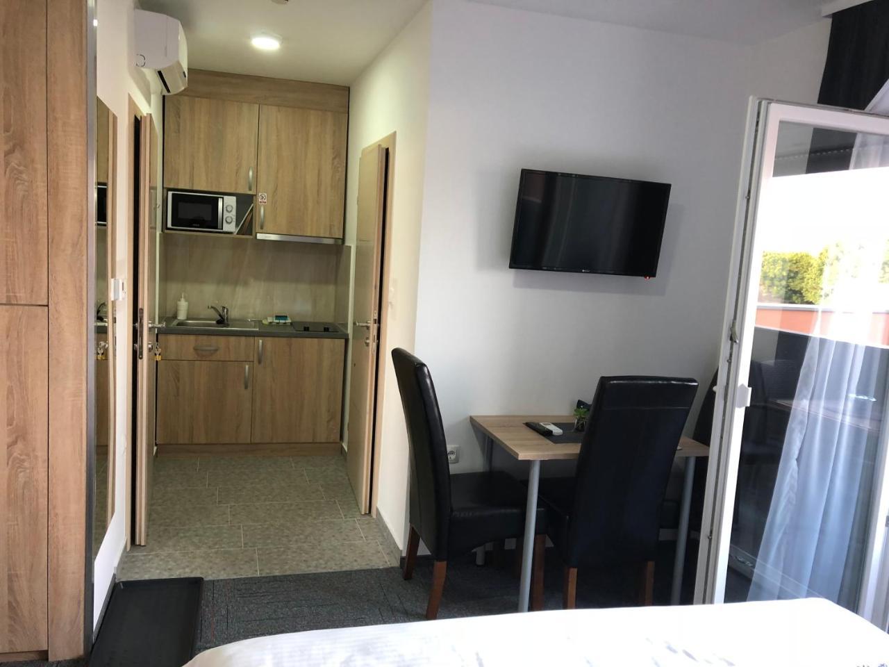 Hostel Mali Pariz Slavonski Brod Bagian luar foto
