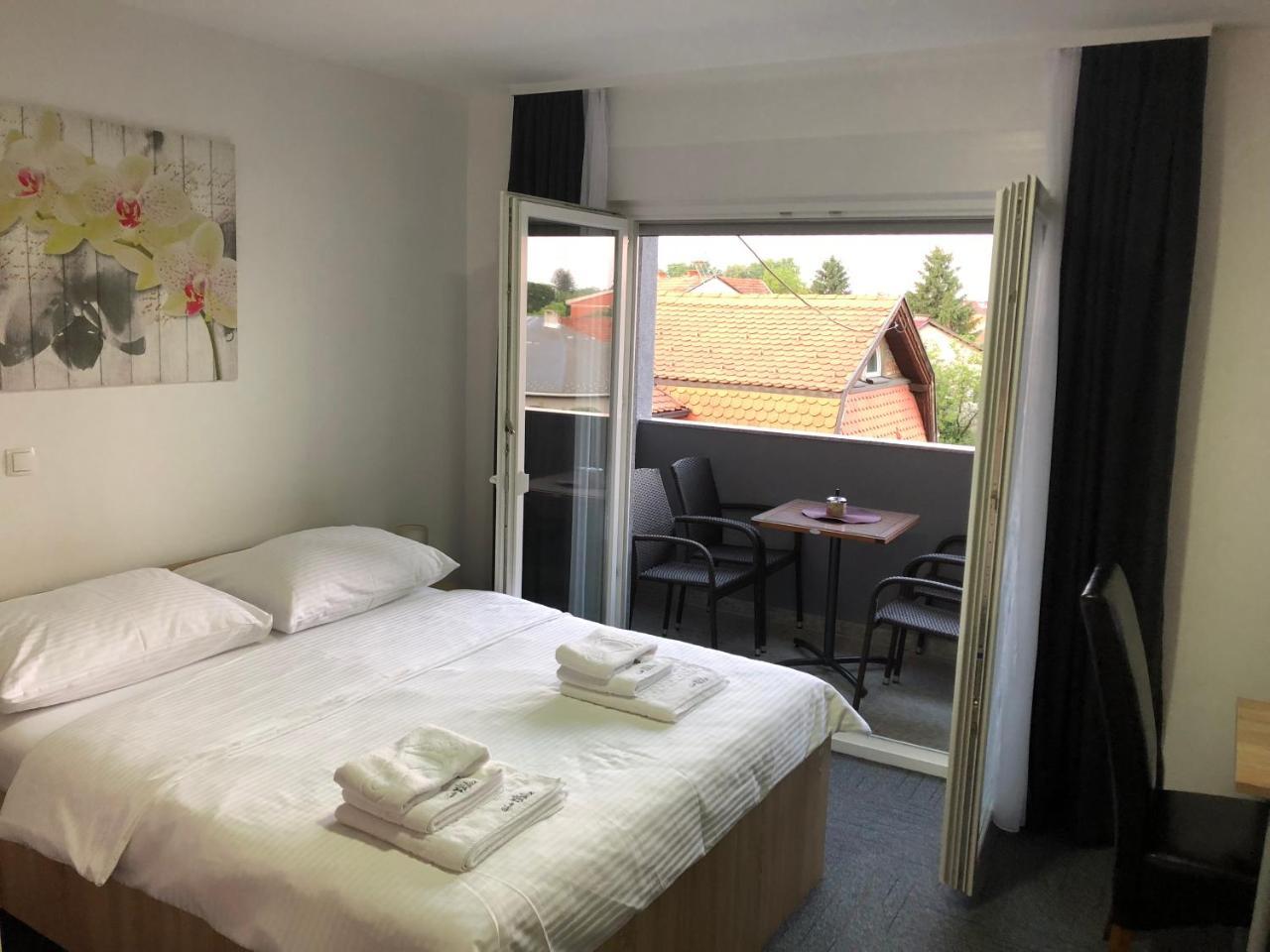 Hostel Mali Pariz Slavonski Brod Bagian luar foto