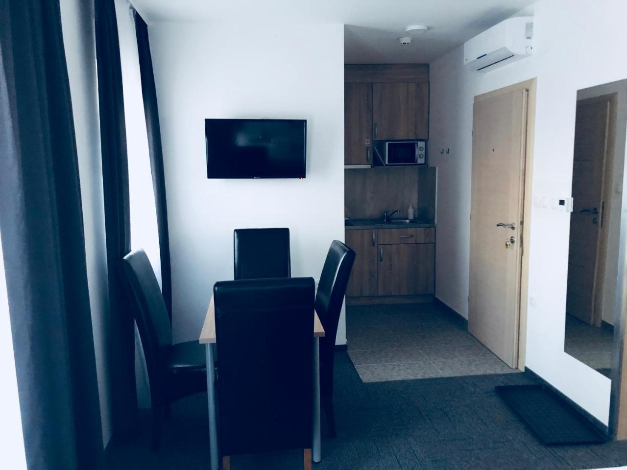 Hostel Mali Pariz Slavonski Brod Bagian luar foto