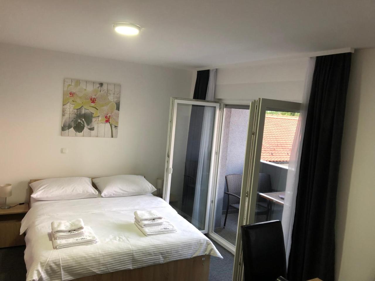 Hostel Mali Pariz Slavonski Brod Bagian luar foto