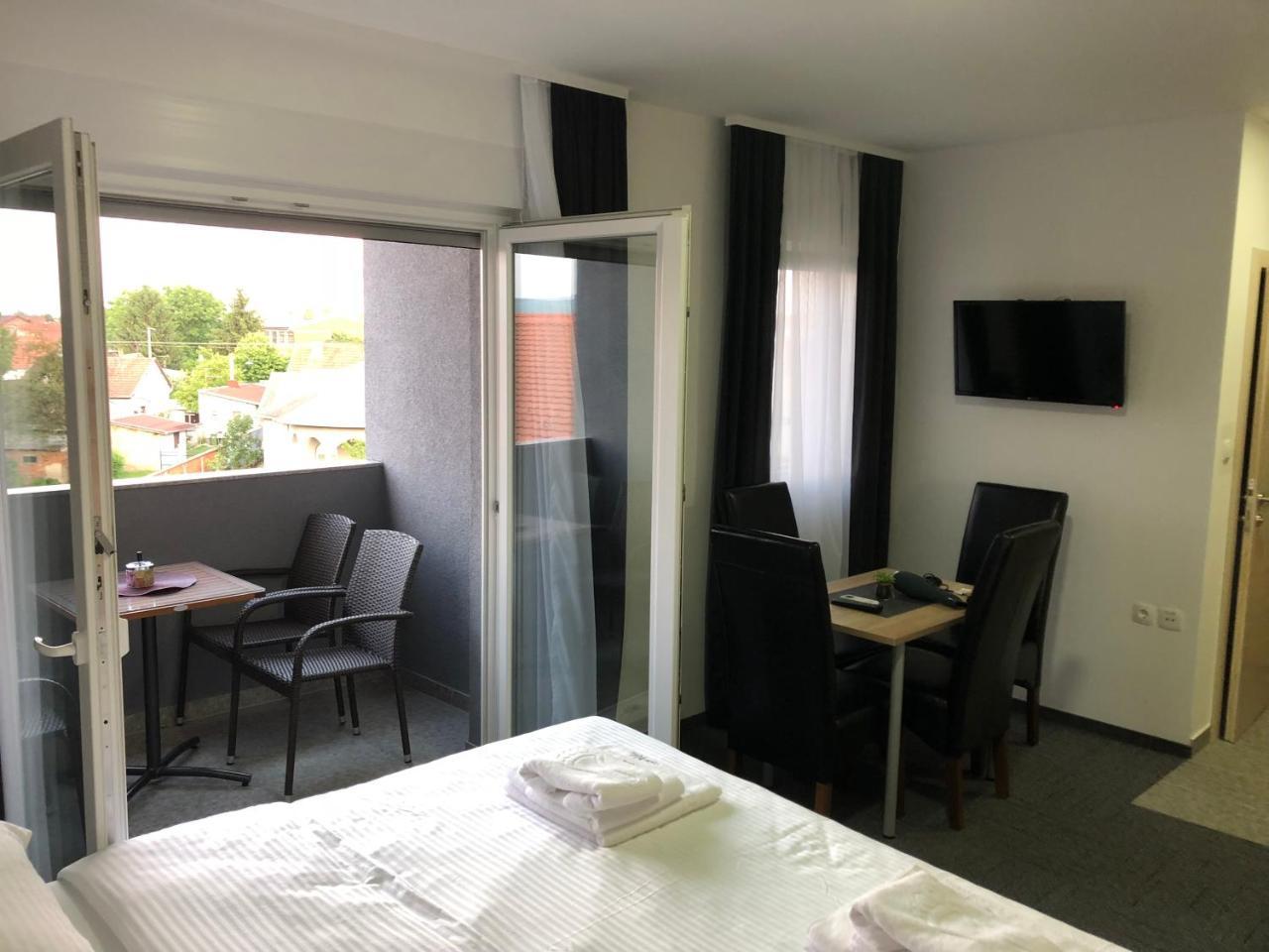 Hostel Mali Pariz Slavonski Brod Bagian luar foto