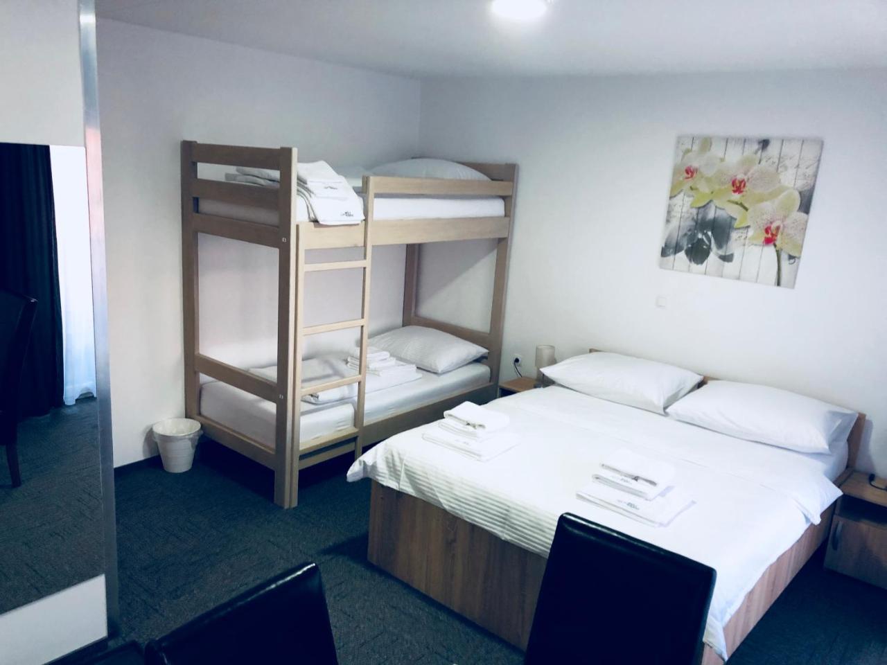 Hostel Mali Pariz Slavonski Brod Bagian luar foto