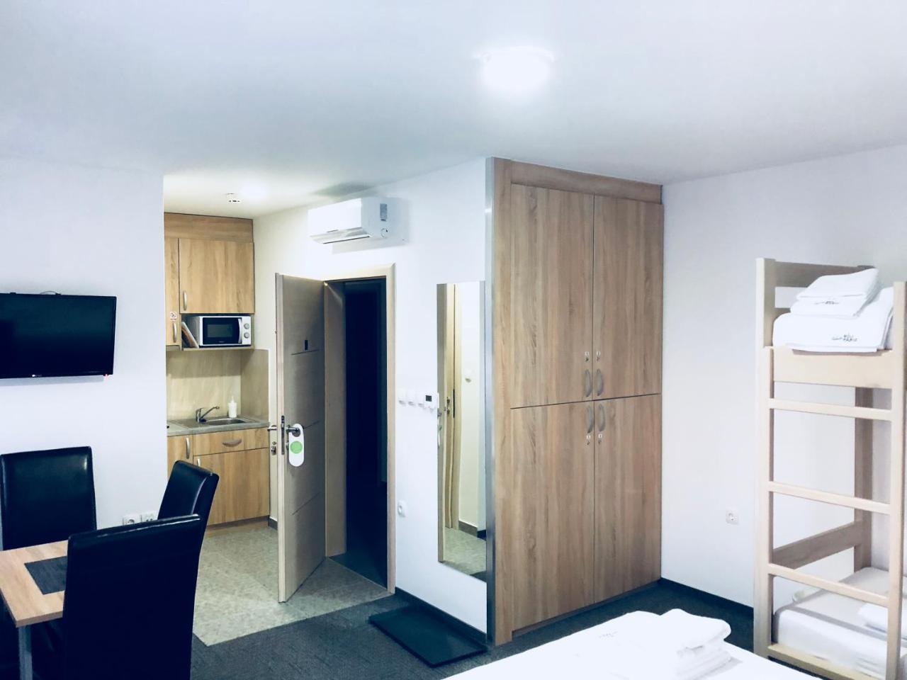 Hostel Mali Pariz Slavonski Brod Bagian luar foto