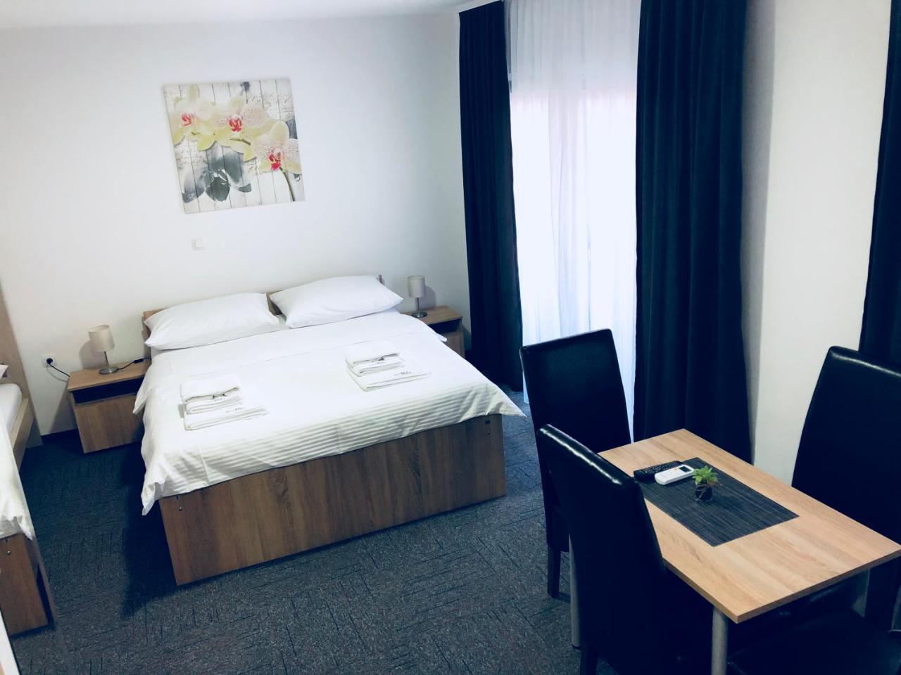 Hostel Mali Pariz Slavonski Brod Bagian luar foto