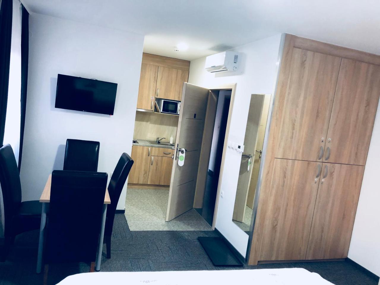 Hostel Mali Pariz Slavonski Brod Bagian luar foto
