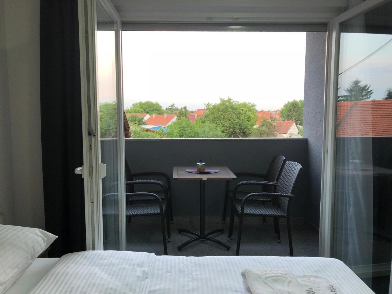 Hostel Mali Pariz Slavonski Brod Bagian luar foto