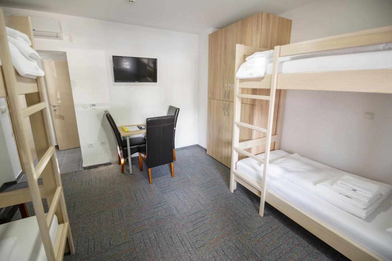 Hostel Mali Pariz Slavonski Brod Bagian luar foto