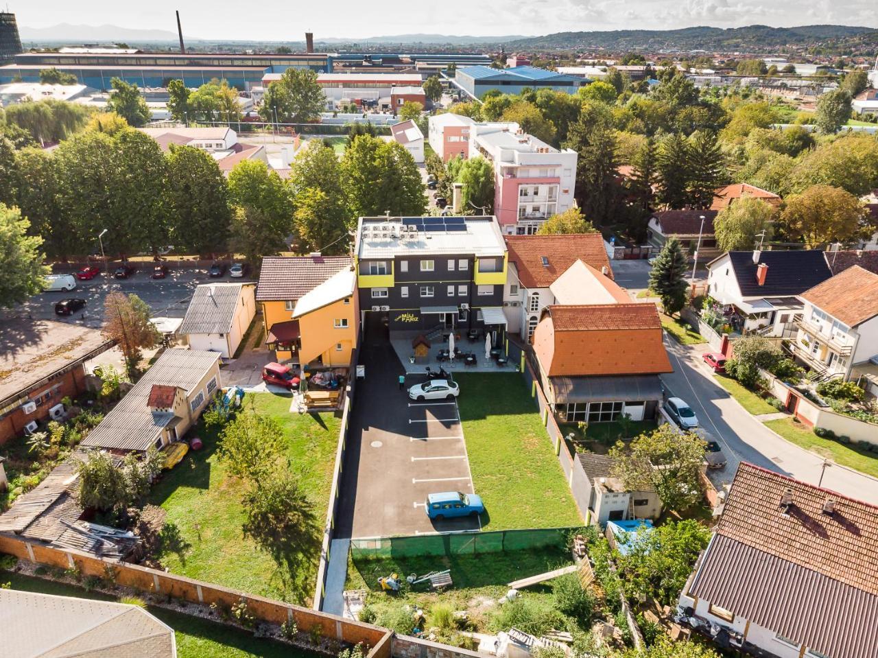 Hostel Mali Pariz Slavonski Brod Bagian luar foto