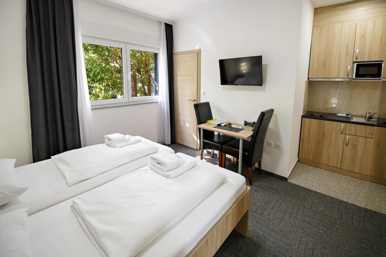 Hostel Mali Pariz Slavonski Brod Bagian luar foto