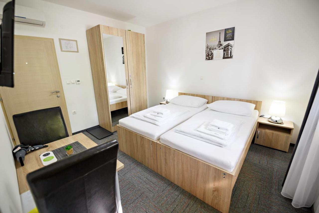 Hostel Mali Pariz Slavonski Brod Bagian luar foto