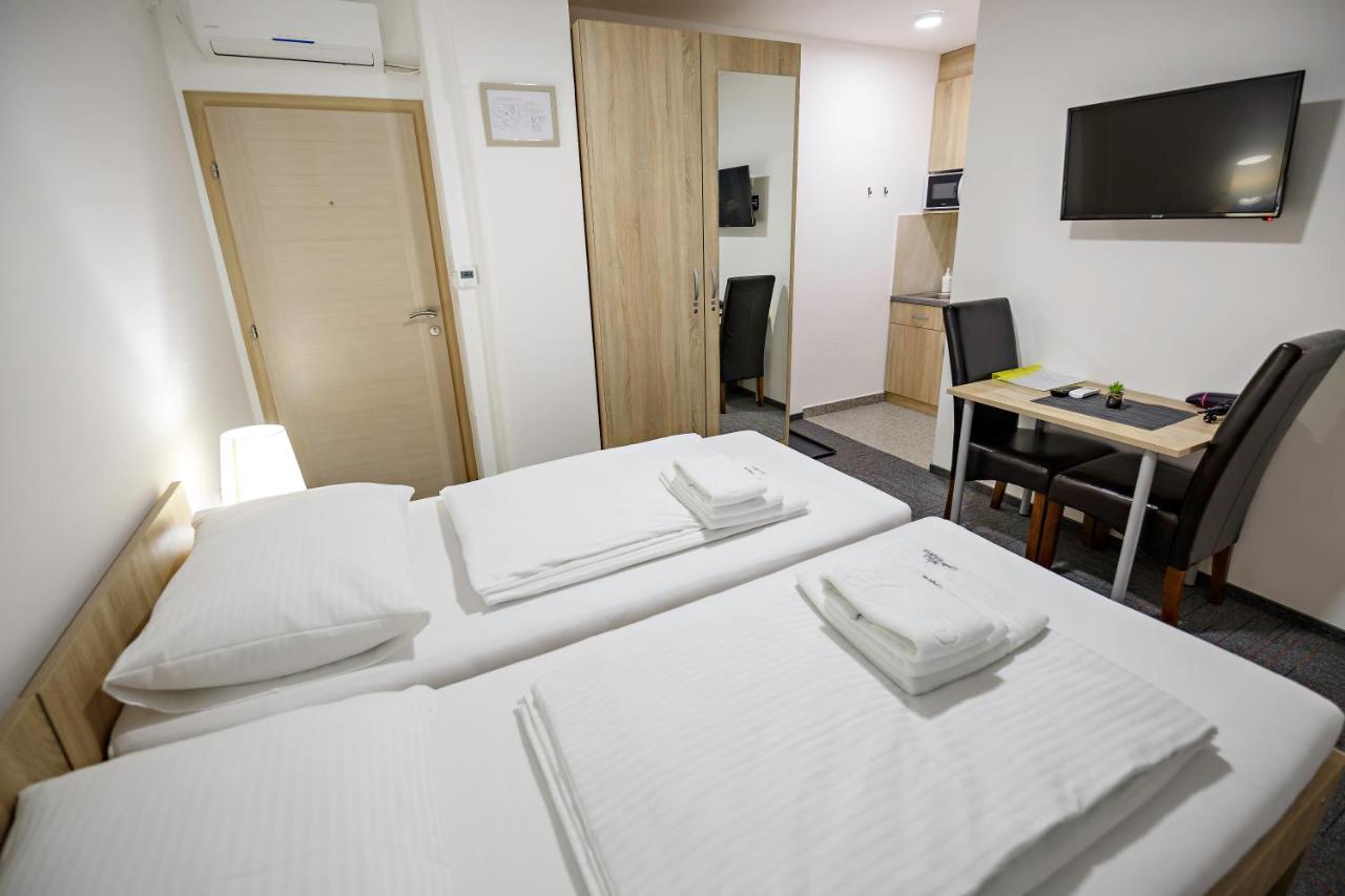 Hostel Mali Pariz Slavonski Brod Bagian luar foto