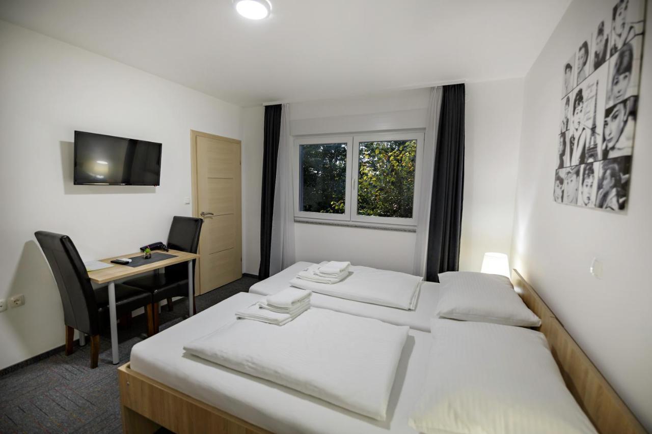 Hostel Mali Pariz Slavonski Brod Bagian luar foto